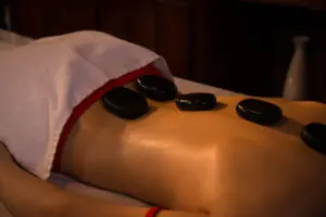 massagens com pedras quentes