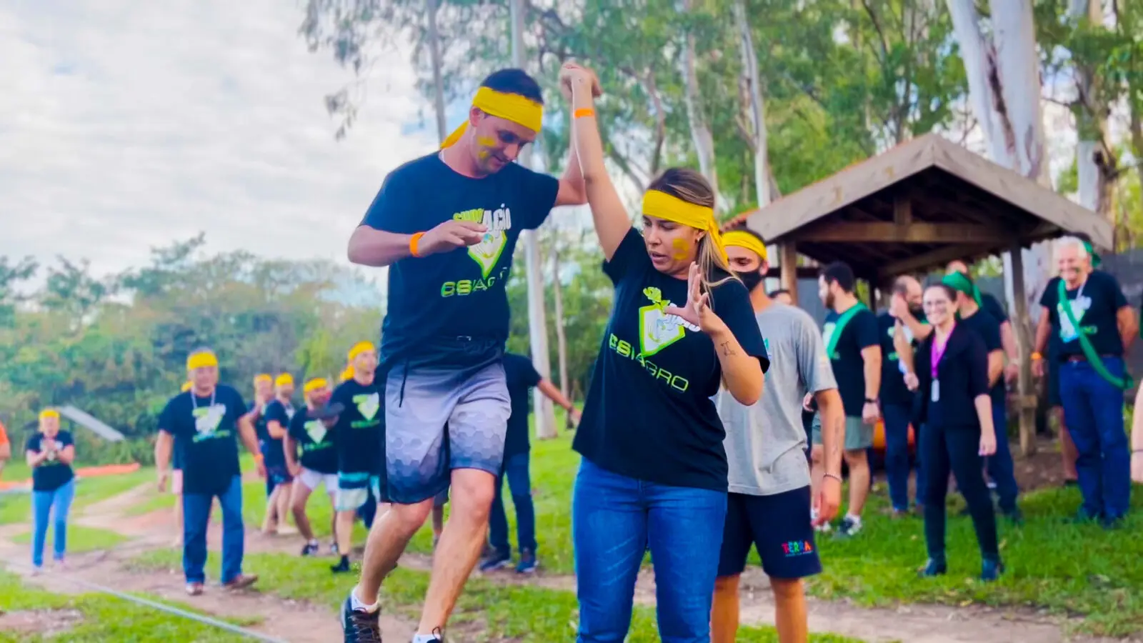 Slackline com equipes no treinamento ao ar livre