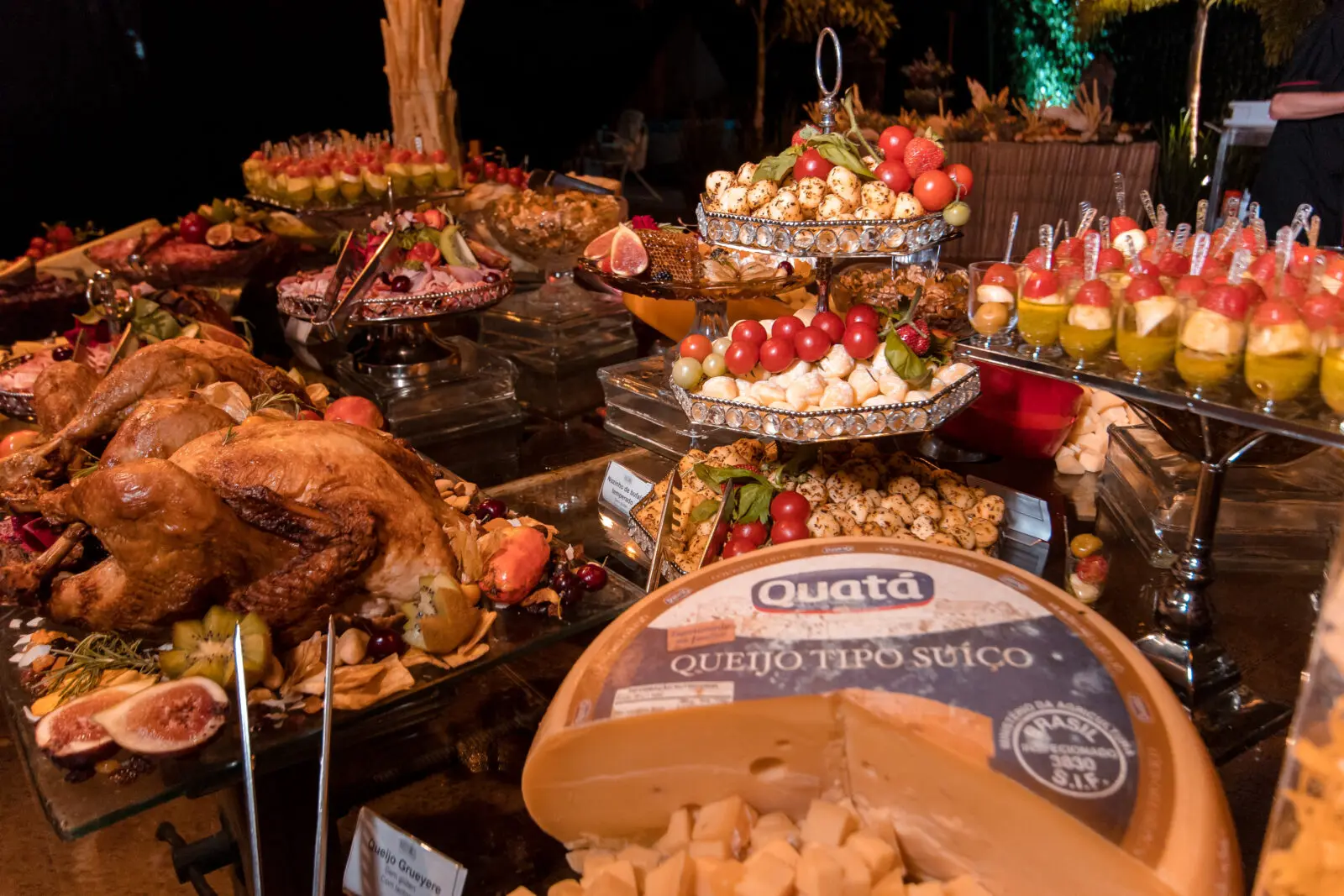 Mesa de frios no Reveillon 2024 no Terra Parque