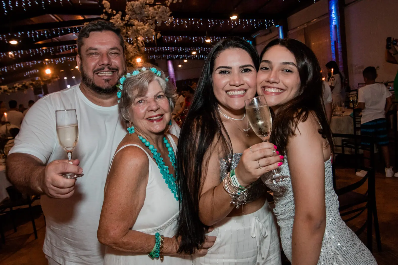 Família reunida no Reveillon 2024 no Terra Parque