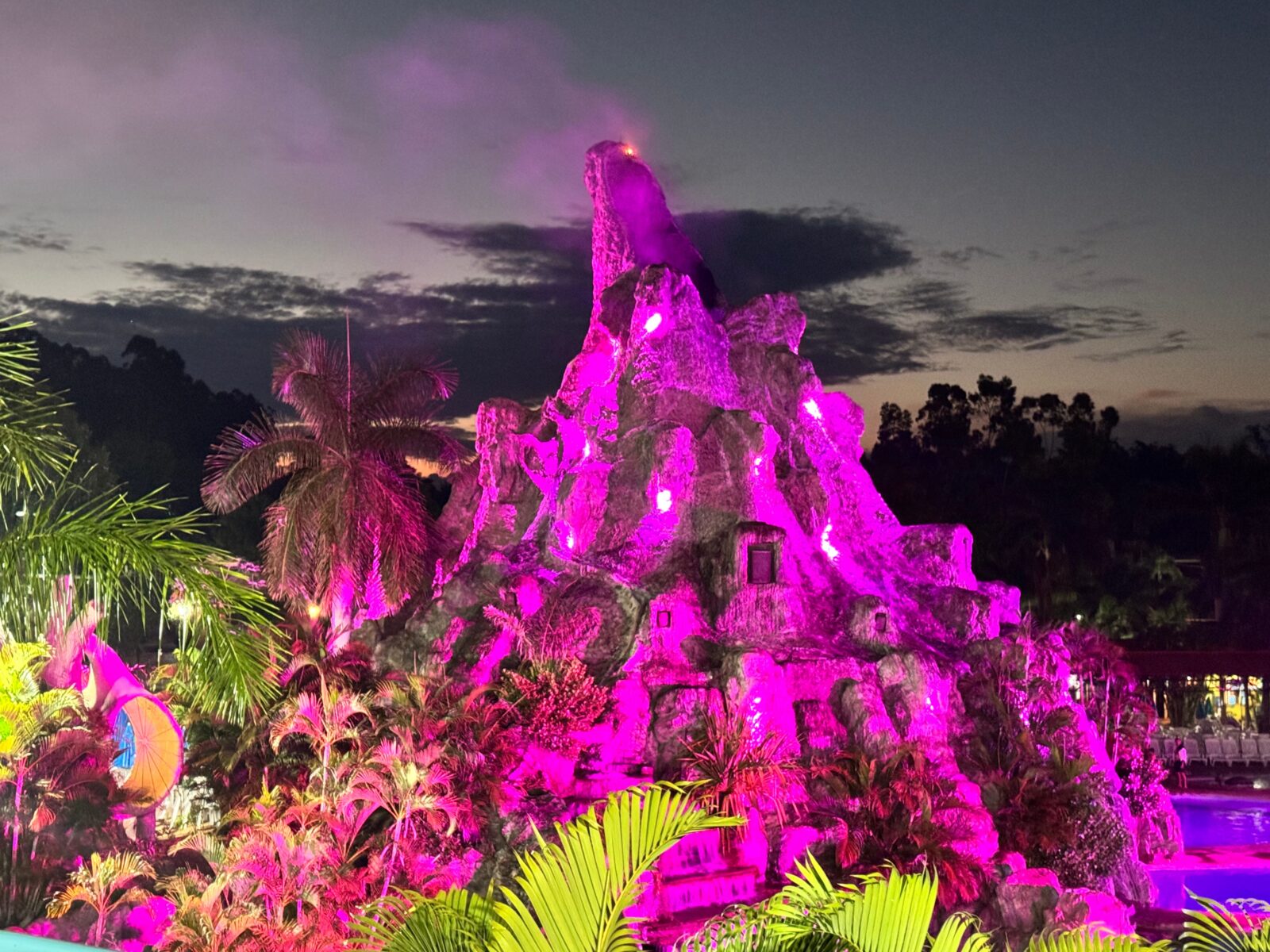 Chá revelação em um vulcão